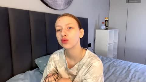 Snapshot of ellie_hollow chatting on 09-30-25, 07:02 Ellie online show from 09-30-25, 07:02