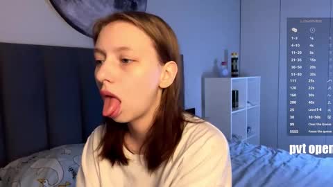 Snapshot of ellie_hollow chatting on 11-07-25, 07:19 Ellie online show from 11-07-25, 07:19