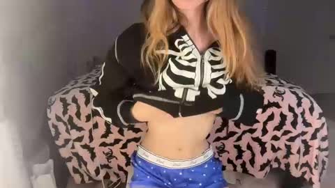 Snapshot of ellieluvs chatting on 10-23-25, 02:55 ellie online show from 10-23-25, 02:55