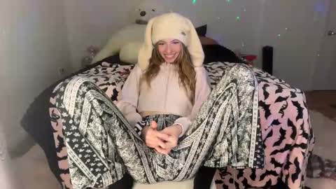 Snapshot of ellieluvs chatting on 10-29-25, 02:03 ellie online show from 10-29-25, 02:03