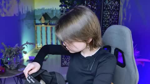 Snapshot of elliemurler chatting on 10-13-25, 01:00 elliemurler online show from 10-13-25, 01:00