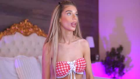 Snapshot of ellieredd chatting on 09-24-25, 06:39 Ellie online show from 09-24-25, 06:39