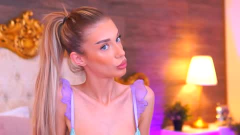 Snapshot of ellieredd chatting on 10-17-25, 09:01 Ellie online show from 10-17-25, 09:01