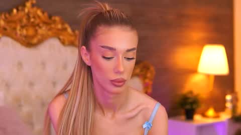 Snapshot of ellieredd chatting on 10-20-25, 08:59 Ellie online show from 10-20-25, 08:59