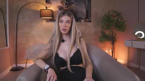 Snapshot of ellieredd chatting on 11-26-25, 04:57 Ellie online show from 11-26-25, 04:57