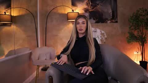 Snapshot of ellieredd chatting on 11-30-25, 05:22 Ellie online show from 11-30-25, 05:22