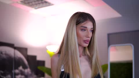 Snapshot of ellieredd chatting on 12-02-25, 06:58 Ellie online show from 12-02-25, 06:58