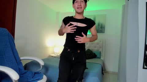 Snapshot of elliotazer chatting on 01-08-26, 11:51 Elliot online show from 01-08-26, 11:51