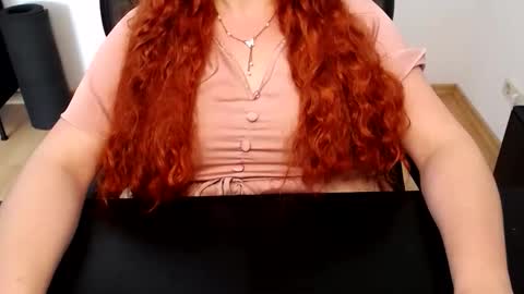 Snapshot of elly_petite chatting on 06-05-26, 11:05 Elly online show from 06-05-26, 11:05
