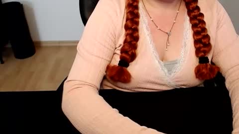 Snapshot of elly_petite chatting on 06-10-26, 11:42 Elly online show from 06-10-26, 11:42