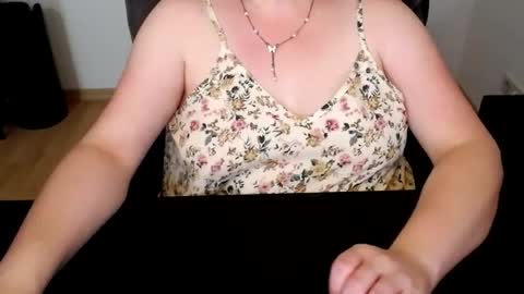 Snapshot of elly_petite chatting on 06-22-26, 11:18 Elly online show from 06-22-26, 11:18