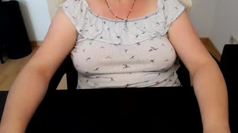 Snapshot of elly_petite chatting on 06-29-26, 11:43 Elly online show from 06-29-26, 11:43