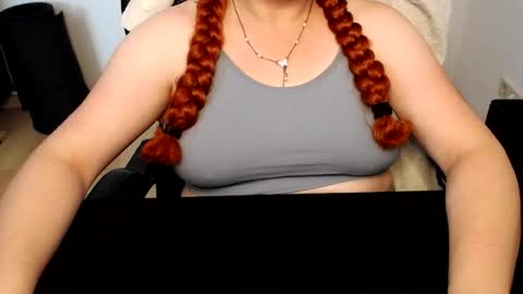 Snapshot of elly_petite chatting on 07-08-26, 07:35 Elly online show from 07-08-26, 07:35