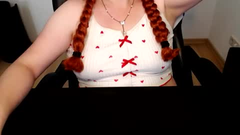 Snapshot of elly_petite chatting on 07-13-26, 11:35 Elly online show from 07-13-26, 11:35