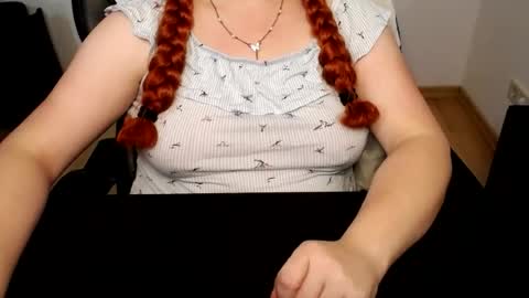Snapshot of elly_petite chatting on 07-14-26, 06:29 Elly online show from 07-14-26, 06:29