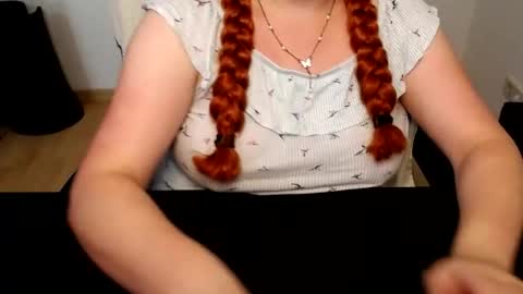 Snapshot of elly_petite chatting on 07-14-26, 11:38 Elly online show from 07-14-26, 11:38