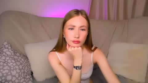 Snapshot of ellycolins_ chatting on 06-19-26, 03:22 Elly online show from 06-19-26, 03:22