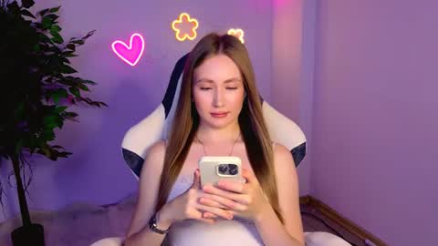 Snapshot of ellycolins_ chatting on 07-08-26, 03:22 Elly online show from 07-08-26, 03:22