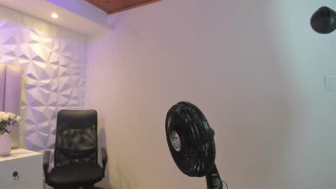 Snapshot of ellye_evans_ chatting on 07-14-26, 12:22 Ellye online show from 07-14-26, 12:22