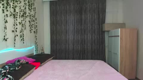 Elsa  online show from 12-21-24, 03:36