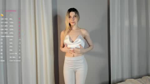 Snapshot of elswythbareford chatting on 10-25-25, 04:35 Elizabeth online show from 10-25-25, 04:35