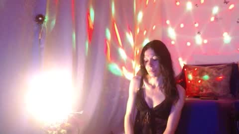 Elisa online show from 10-21-25, 07:03