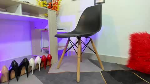 Snapshot of emely_garcia chatting on 09-26-25, 02:43 Emely online show from 09-26-25, 02:43