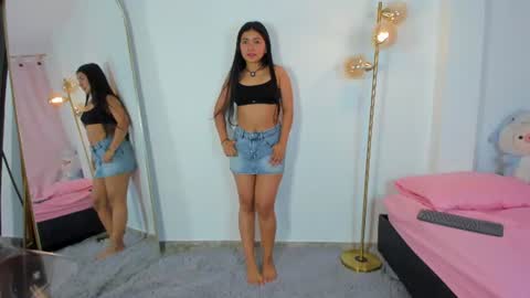 Snapshot of emi_latingirl chatting on 06-25-26, 10:42 EMILY online show from 06-25-26, 10:42