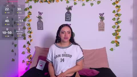 Snapshot of emiily_curly chatting on 05-11-26, 12:00 Emily online show from 05-11-26, 12:00