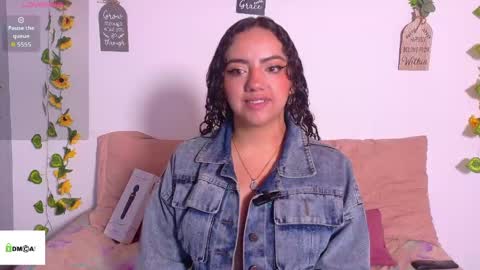 Snapshot of emiily_curly chatting on 05-25-26, 11:05 Emily online show from 05-25-26, 11:05