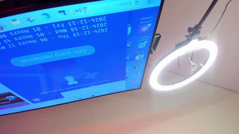 Snapshot of emiilycollins1 chatting on 12-20-24, 03:14 online show from 12-20-24, 03:14