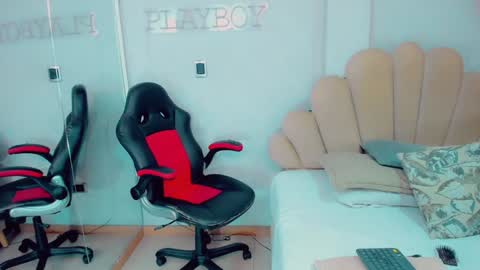 Snapshot of emiilysaenzz chatting on 12-23-24, 04:50 EmillySaenz online show from 12-23-24, 04:50