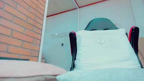 Snapshot of emiilysaenzz chatting on 01-29-25, 06:39 EmillySaenz online show from 01-29-25, 06:39