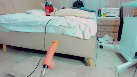 Snapshot of emiilysaenzz chatting on 02-23-25, 04:35 EmillySaenz online show from 02-23-25, 04:35