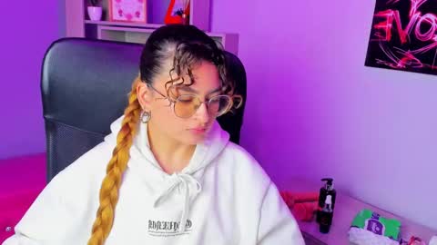 Snapshot of emili_rouse_ chatting on 11-22-25, 02:21 Emy online show from 11-22-25, 02:21