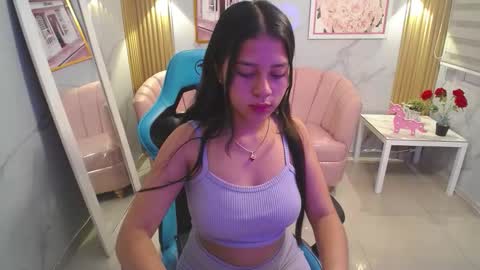 Snapshot of emilia_love_a chatting on 10-10-25, 04:33 Emilia online show from 10-10-25, 04:33