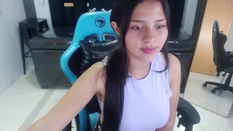 Snapshot of emilia_love_a chatting on 10-15-25, 03:39 Emilia online show from 10-15-25, 03:39