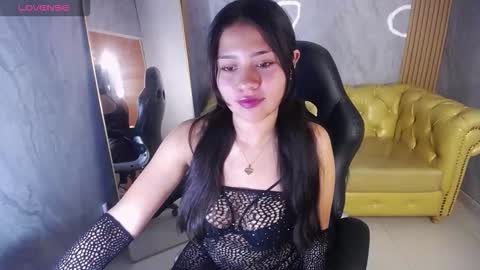 Snapshot of emilia_love_a chatting on 10-21-25, 03:29 Emilia online show from 10-21-25, 03:29