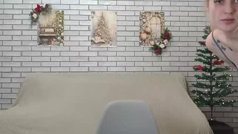 Snapshot of emiliaduchess chatting on 12-17-24, 06:24 Amili online show from 12-17-24, 06:24