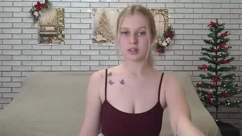 Snapshot of emiliaduchess chatting on 12-17-24, 01:05 Amili online show from 12-17-24, 01:05
