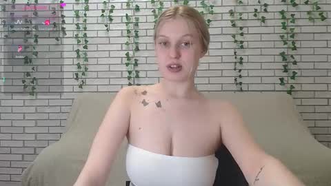 Snapshot of emiliaduchess chatting on 02-04-25, 12:22 Amili online show from 02-04-25, 12:22