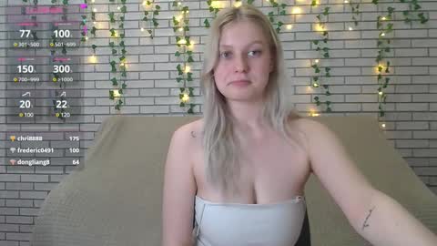 Snapshot of emiliaduchess chatting on 02-12-25, 03:05 Amili online show from 02-12-25, 03:05
