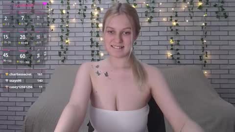 Snapshot of emiliaduchess chatting on 02-26-25, 02:25 Amili online show from 02-26-25, 02:25