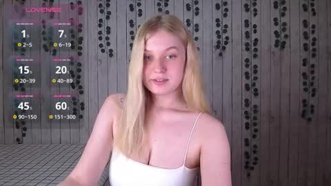 Snapshot of emiliaduchess chatting on 10-19-25, 12:28 Amili online show from 10-19-25, 12:28
