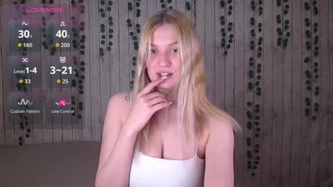 Snapshot of emiliaduchess chatting on 11-28-25, 03:47 Amili online show from 11-28-25, 03:47