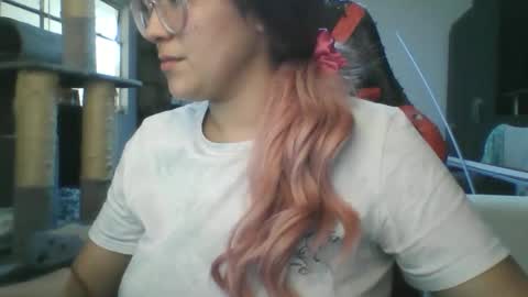 Snapshot of emiliahoney chatting on 12-21-25, 06:59 emiliahoney online show from 12-21-25, 06:59