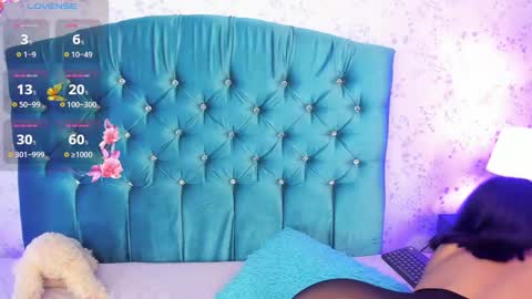 Snapshot of emilie_james chatting on 12-19-24, 08:44 Emilie James online show from 12-19-24, 08:44