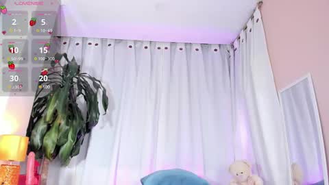 Snapshot of emilie_james chatting on 02-10-25, 09:15 Emilie James online show from 02-10-25, 09:15