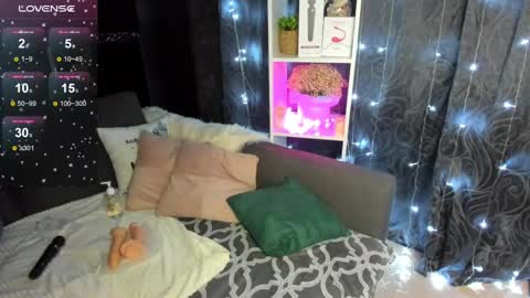 Snapshot of emiliyaqueen chatting on 02-01-25, 11:54 Emiliya online show from 02-01-25, 11:54