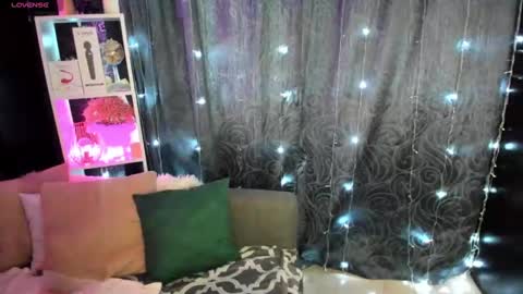 Snapshot of emiliyaqueen chatting on 02-08-25, 02:26 Emiliya online show from 02-08-25, 02:26